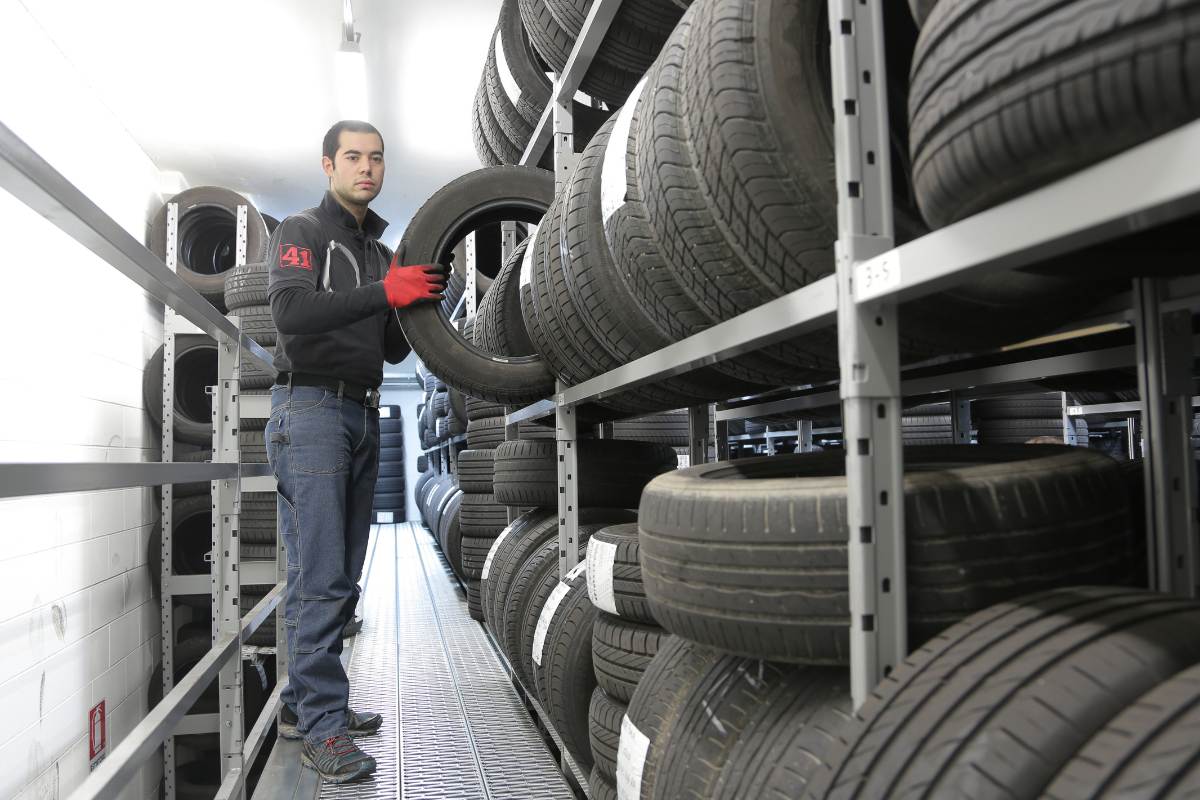 Как да изберем складов стелаж за автомобилни гуми